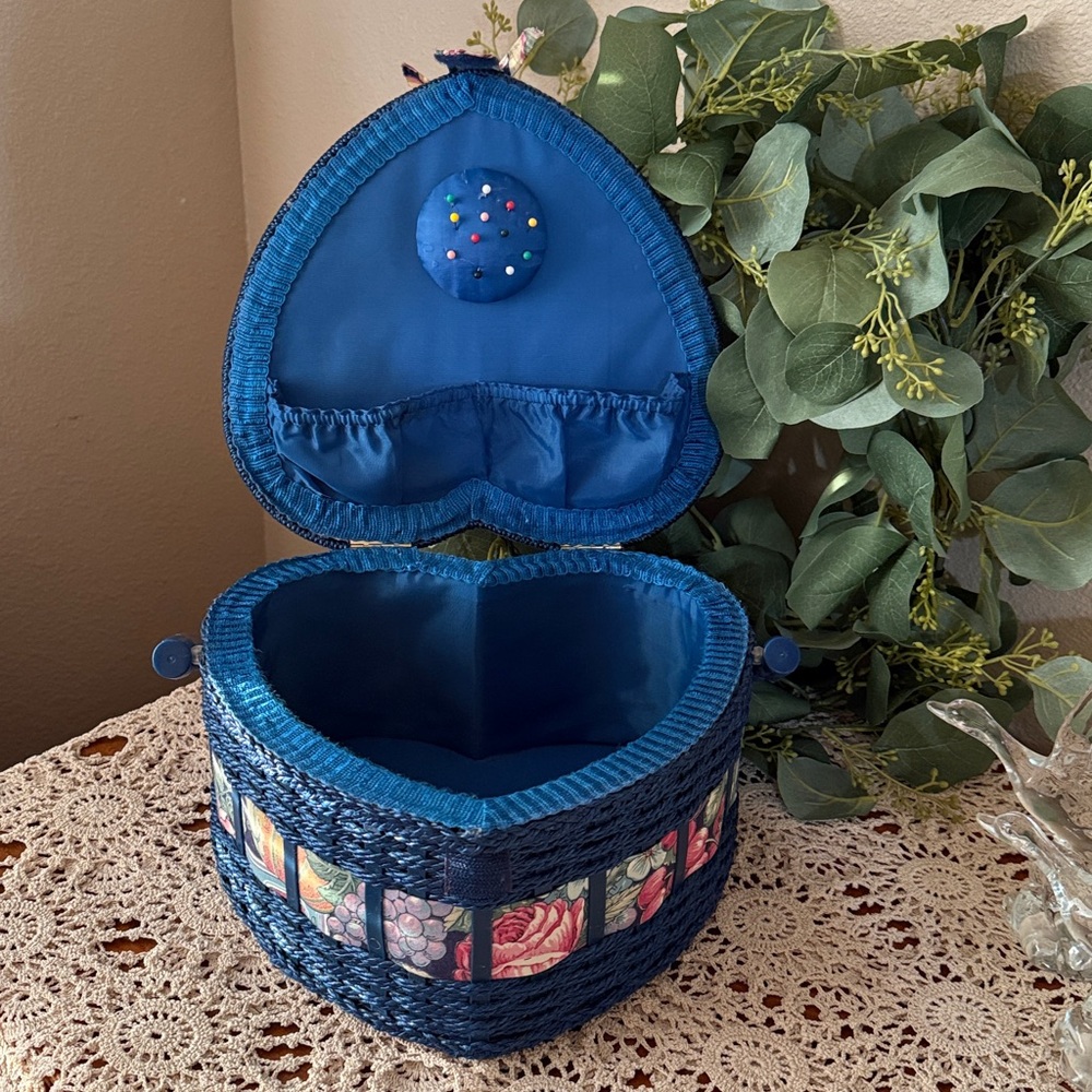 Vintage Heart-Shaped Floral Woven Basket for sewing - Picture 3 of 4